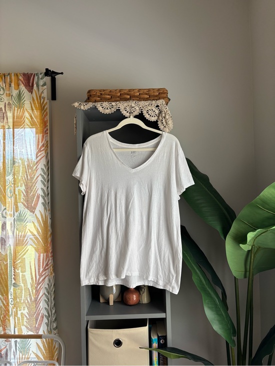 GAP Tops - gap v-neck tee (favorite T)